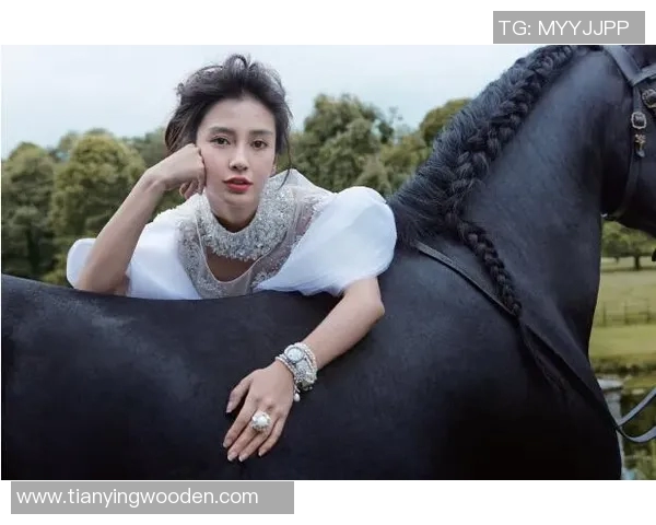 足球明星佩戴的奢华首饰展示与时尚风格解析