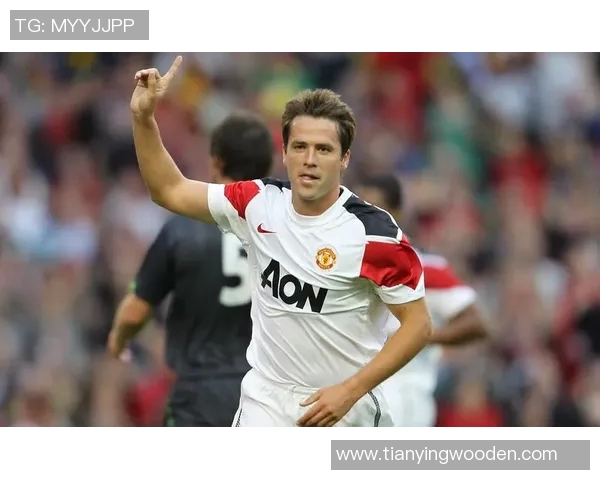 足球明星壁纸中的霸气女孩展现青春活力与运动魅力