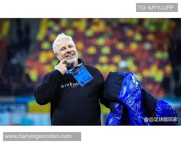 争议最大的足球明星是谁他在场内外的表现引发了怎样的讨论与评价